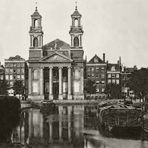 Leprozengracht op de achtergrond de Mozes en Aäronkerk