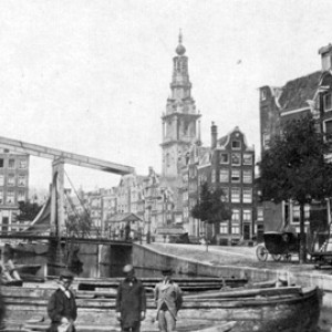 De Houtgracht bij de Zwanenburgwal richting Zuiderkerkstoren