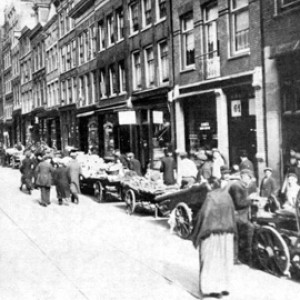 Jodenbreestraat gezien naar de Zuiderkerkstoren